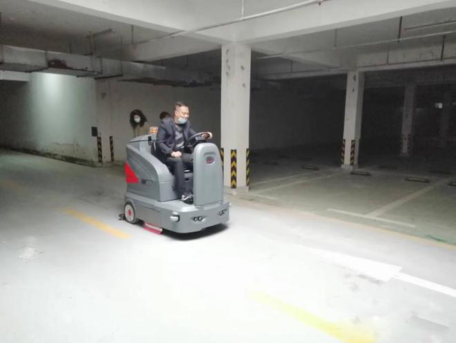 渝中小区物业保洁不用人力改用驾驶式洗地机了